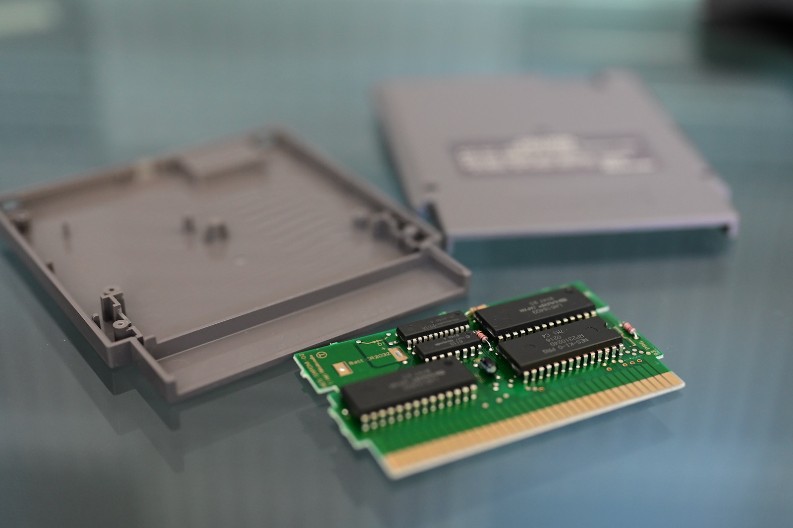 Kid Icarus NES cartridge opened up with PCB